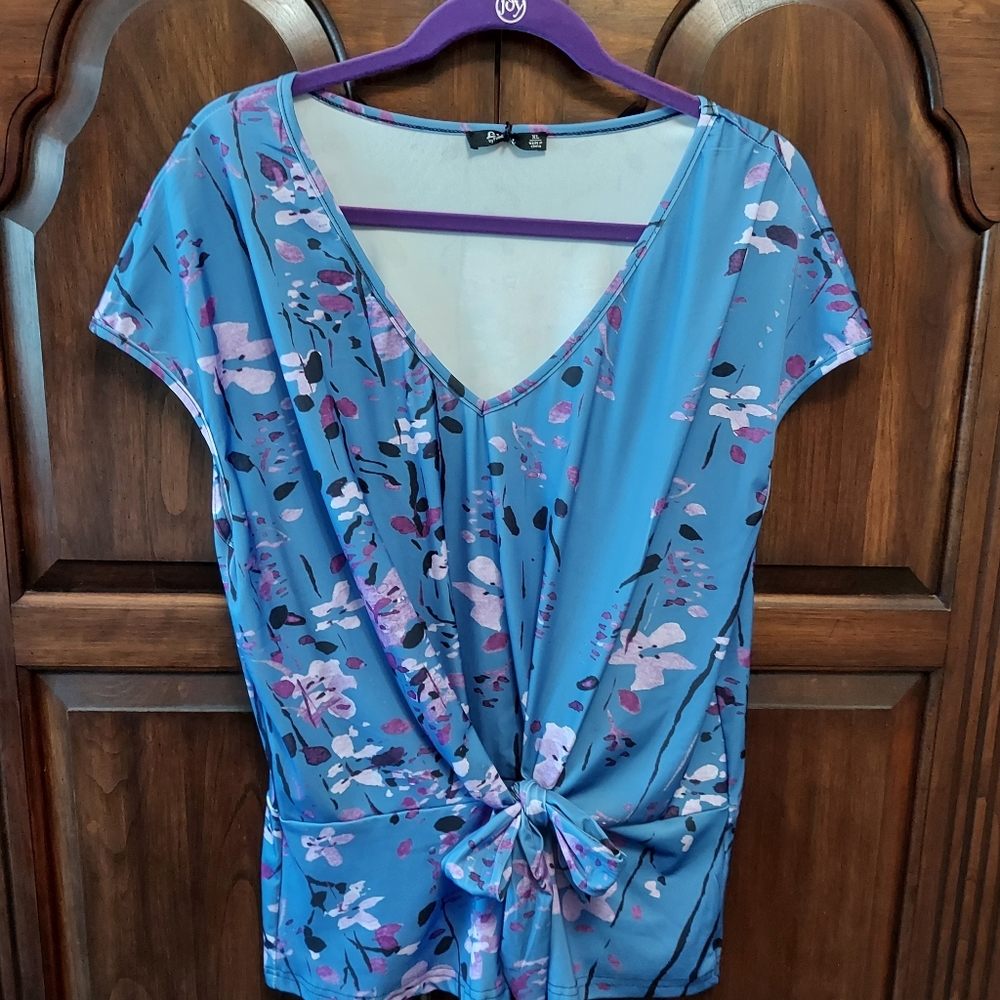 Lily by Firmiana, Size XL, Multi color Floral, Short Sleeve Front-Tie Shirt